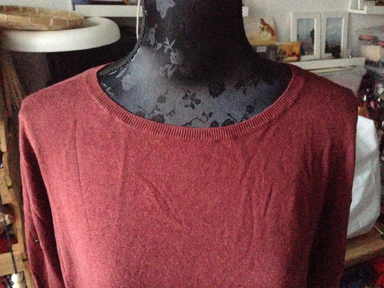 Dunkelroter Pulli 