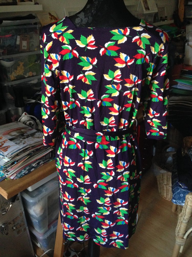 Kleid mit Blättermuster 