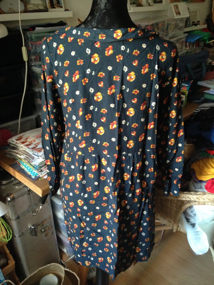 Blumenkleid mit Kragen 