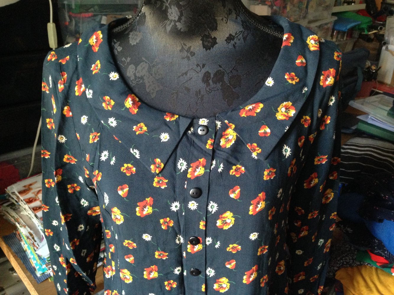 Blumenkleid mit Kragen 