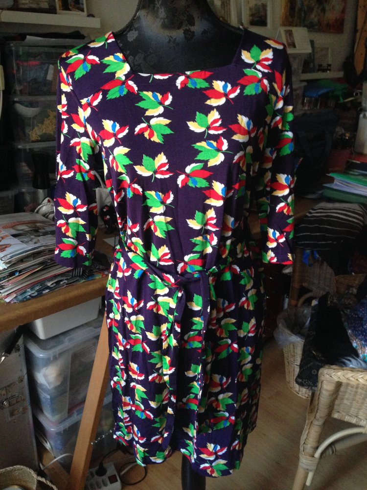 Kleid mit Blättermuster 