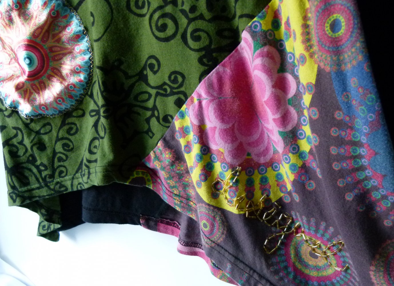 Desigual Zipfel Kleid Tunika Longshirt, olivgrün schwarz mit Mandala-Applikationen, Ornamenten Mori Boho Goa Festival Lagenlook