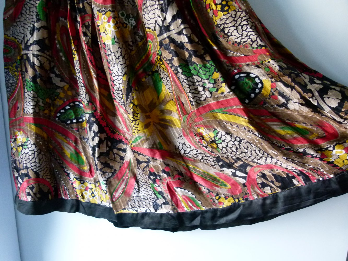 Langer Vintage Rock, maßgeschneidertes Unikat, wild gemustert, schwarz braun rot grün gelb, Boho Mori Goa Festival Hippie Elfen
