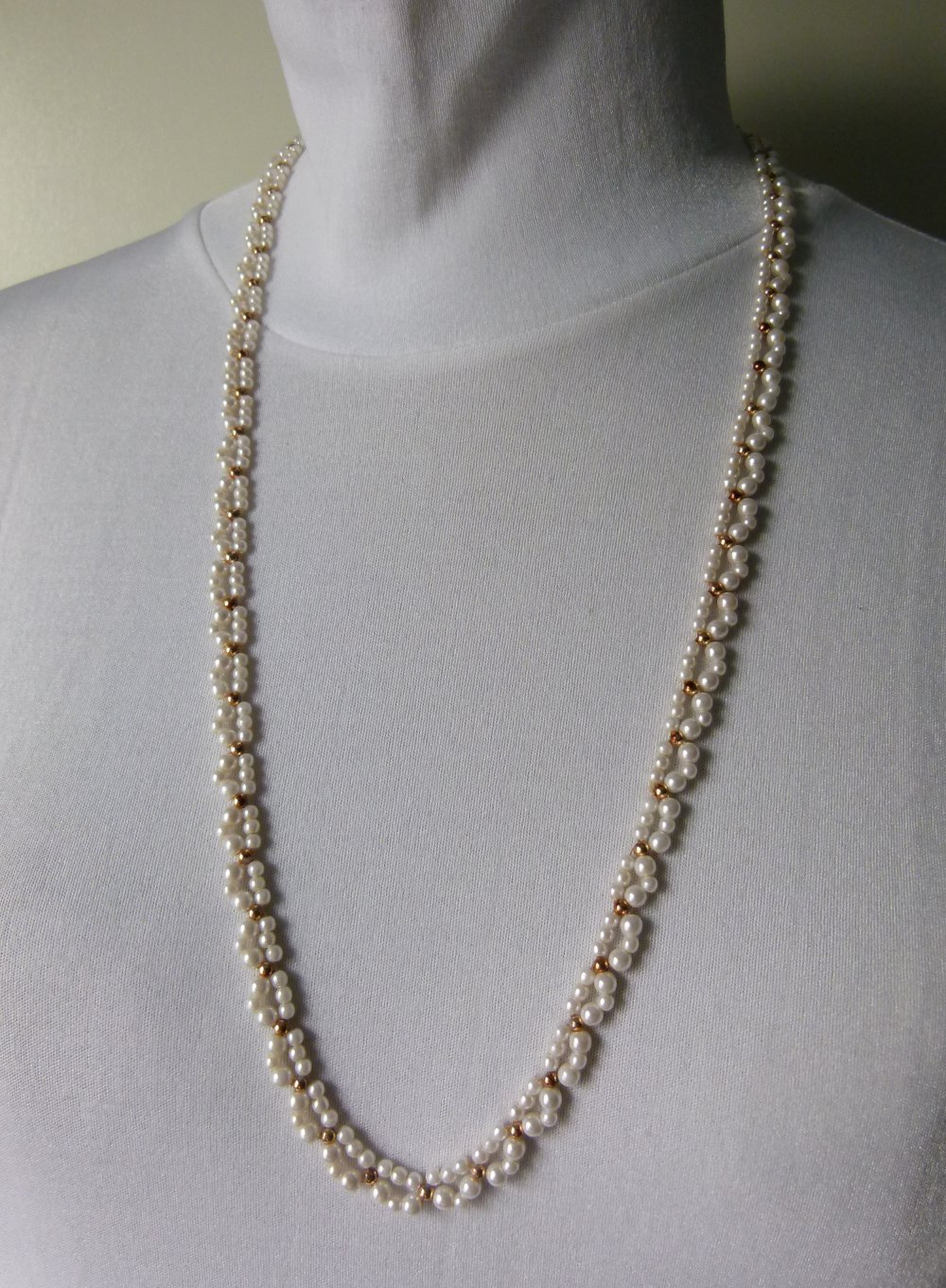 Lange Perlen Halskette, weiß & gold, gefädelt, Modeschmuck, Handarbeit, Boho Vintage Retro Mori Goa Festival