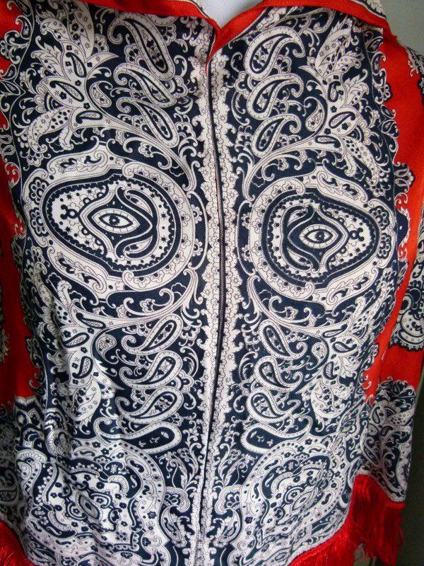 Vintage Poncho mit langen Fransen, rot mit dunkelblau weißem Ornament-Muster, Boho Mori Retro Goa Festival Ethno Folklore Hippie