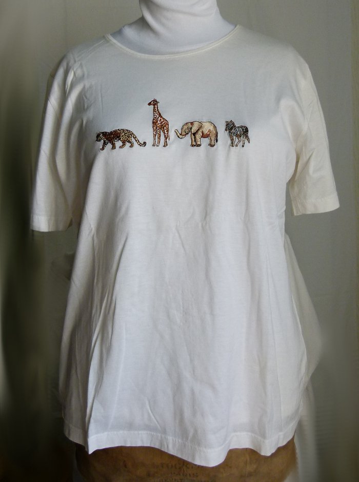 T-Shirt mit Safari-Stickerei, cremeweiß,  Oversize Wildlife Afrika Mori Boho Goa Festival Lagenlook Elefant Giraffe Jaguar Zebra
