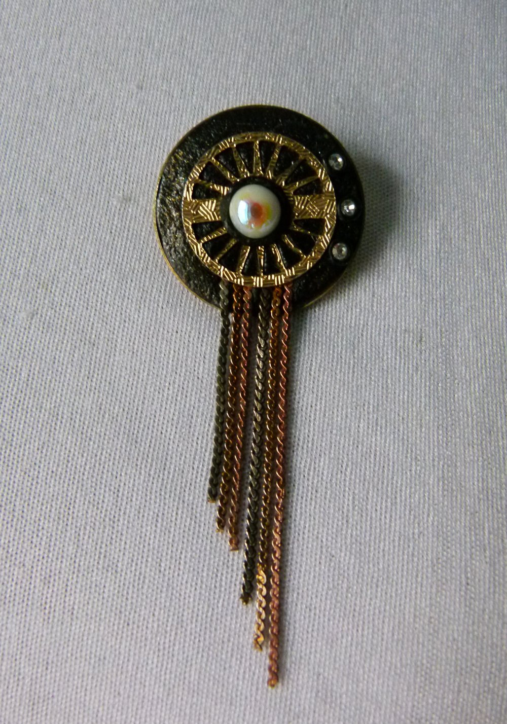 Künstler Brosche, goldfarben mit schwarzen, silbernen und kupfernen Akzenten, Unikat, Modeschmuck, Boho Retro Steampunk Mori Goa Festival