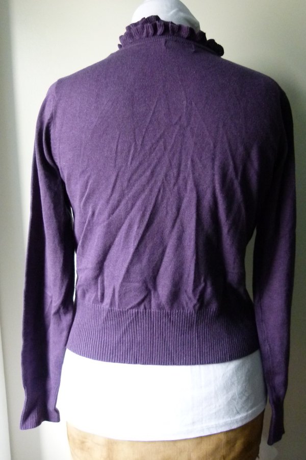 Feinstrick Jacke Cardigan, violett lila, mit Rüschen, Boho Mori Lagenlook Romantik