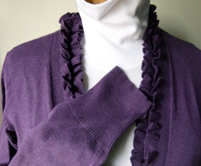 Feinstrick Jacke Cardigan, violett lila, mit Rüschen, Boho Mori Lagenlook Romantik