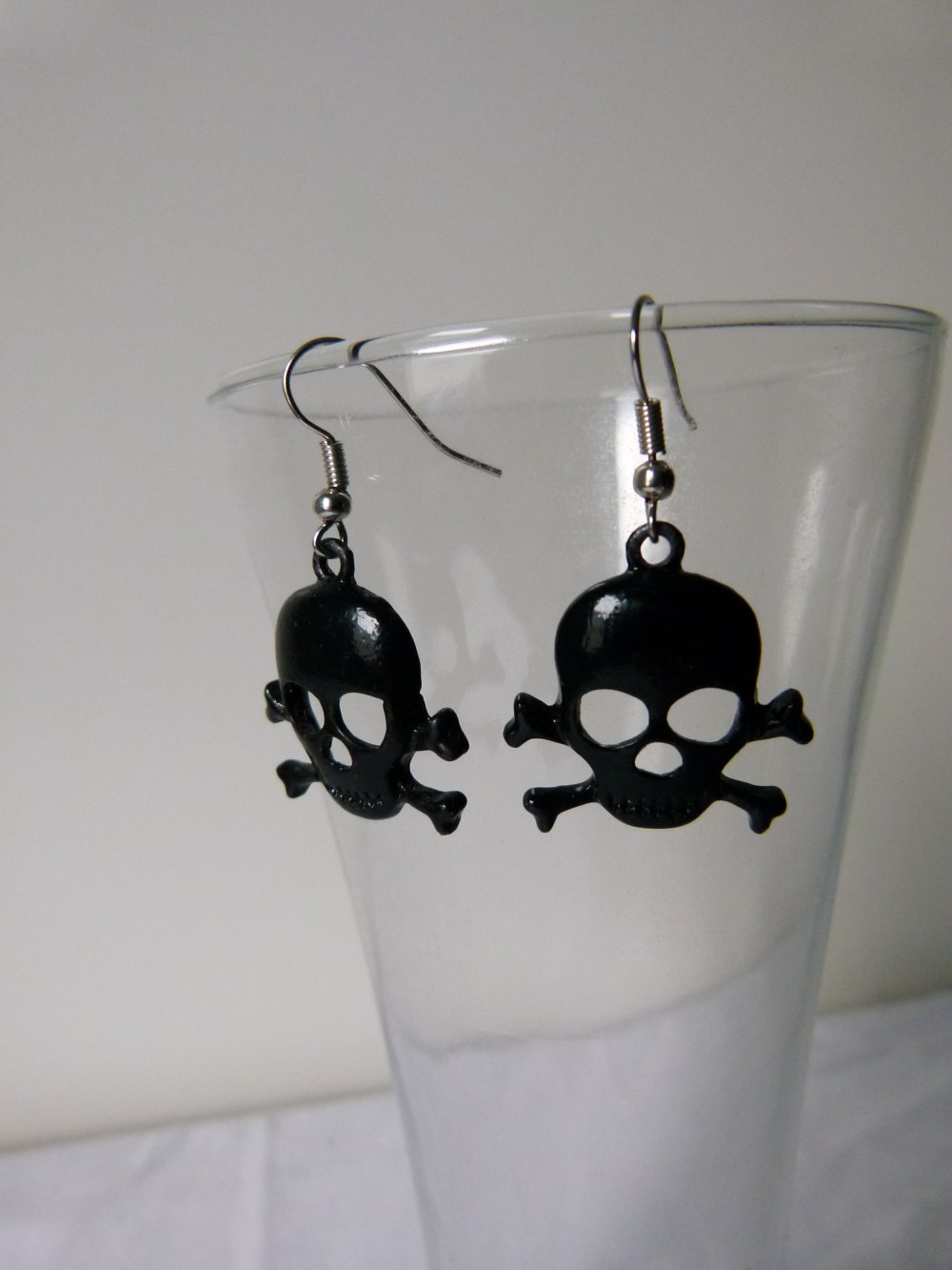 Totenkopf Ohrringe, schwarz silberfarben, Modeschmuck, Gothic Mori Halloween Festival Pirat Goa