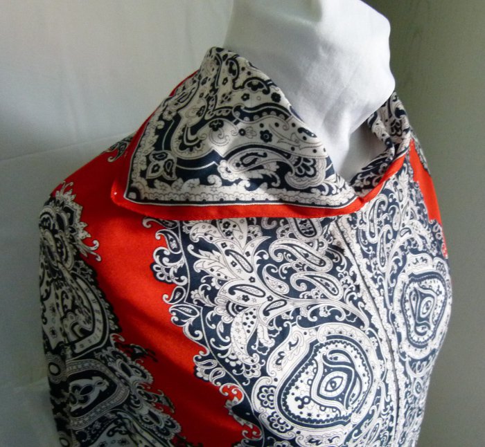 Vintage Poncho mit langen Fransen, rot mit dunkelblau weißem Ornament-Muster, Boho Mori Retro Goa Festival Ethno Folklore Hippie