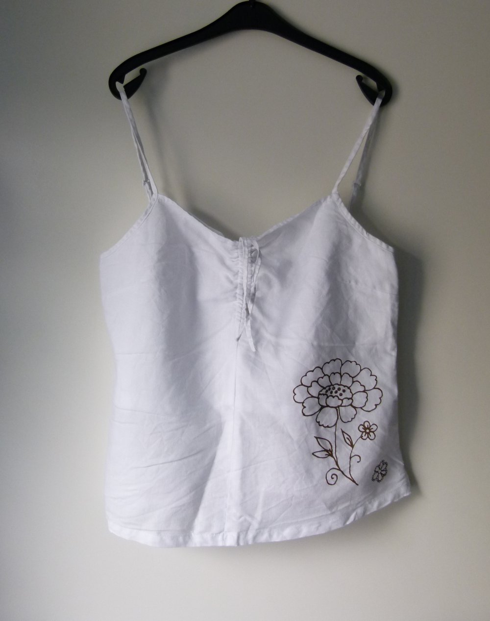 Leinen Crop Top, weiß mit braunem Blumen-Motiv, Boho Mori Sommer Goa Festival Hippie Strand