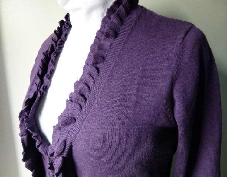 Feinstrick Jacke Cardigan, violett lila, mit Rüschen, Boho Mori Lagenlook Romantik