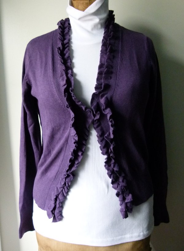 Feinstrick Jacke Cardigan, violett lila, mit Rüschen, Boho Mori Lagenlook Romantik
