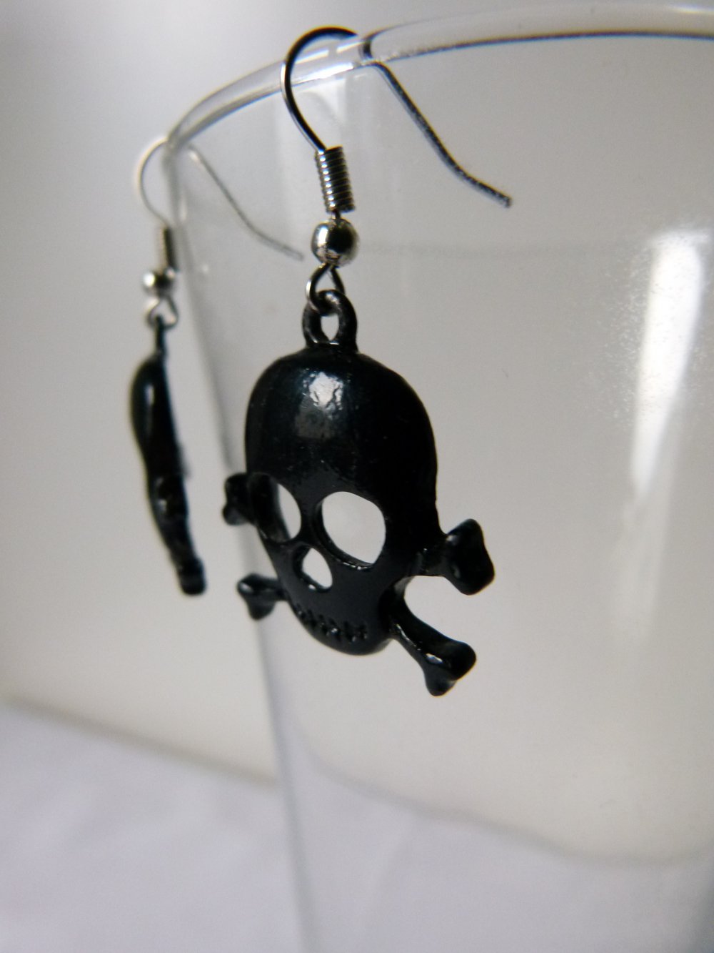 Totenkopf Ohrringe, schwarz silberfarben, Modeschmuck, Gothic Mori Halloween Festival Pirat Goa