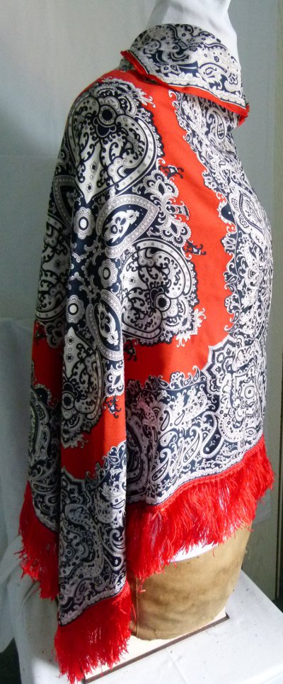 Vintage Poncho mit langen Fransen, rot mit dunkelblau weißem Ornament-Muster, Boho Mori Retro Goa Festival Ethno Folklore Hippie