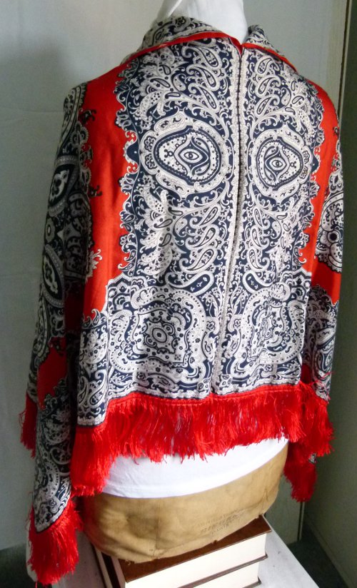 Vintage Poncho mit langen Fransen, rot mit dunkelblau weißem Ornament-Muster, Boho Mori Retro Goa Festival Ethno Folklore Hippie