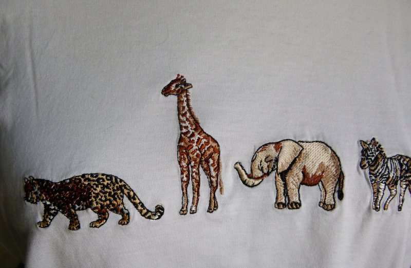 T-Shirt mit Safari-Stickerei, cremeweiß,  Oversize Wildlife Afrika Mori Boho Goa Festival Lagenlook Elefant Giraffe Jaguar Zebra