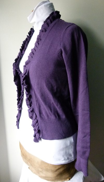 Feinstrick Jacke Cardigan, violett lila, mit Rüschen, Boho Mori Lagenlook Romantik