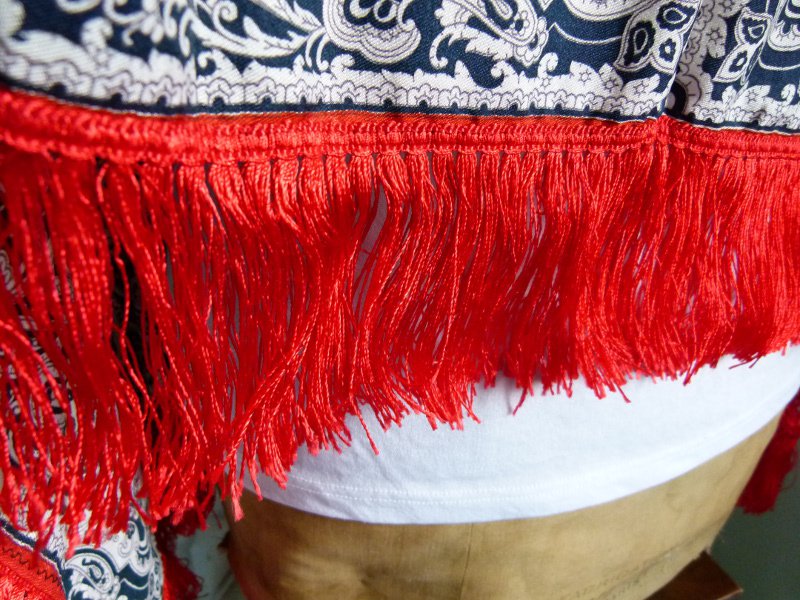 Vintage Poncho mit langen Fransen, rot mit dunkelblau weißem Ornament-Muster, Boho Mori Retro Goa Festival Ethno Folklore Hippie