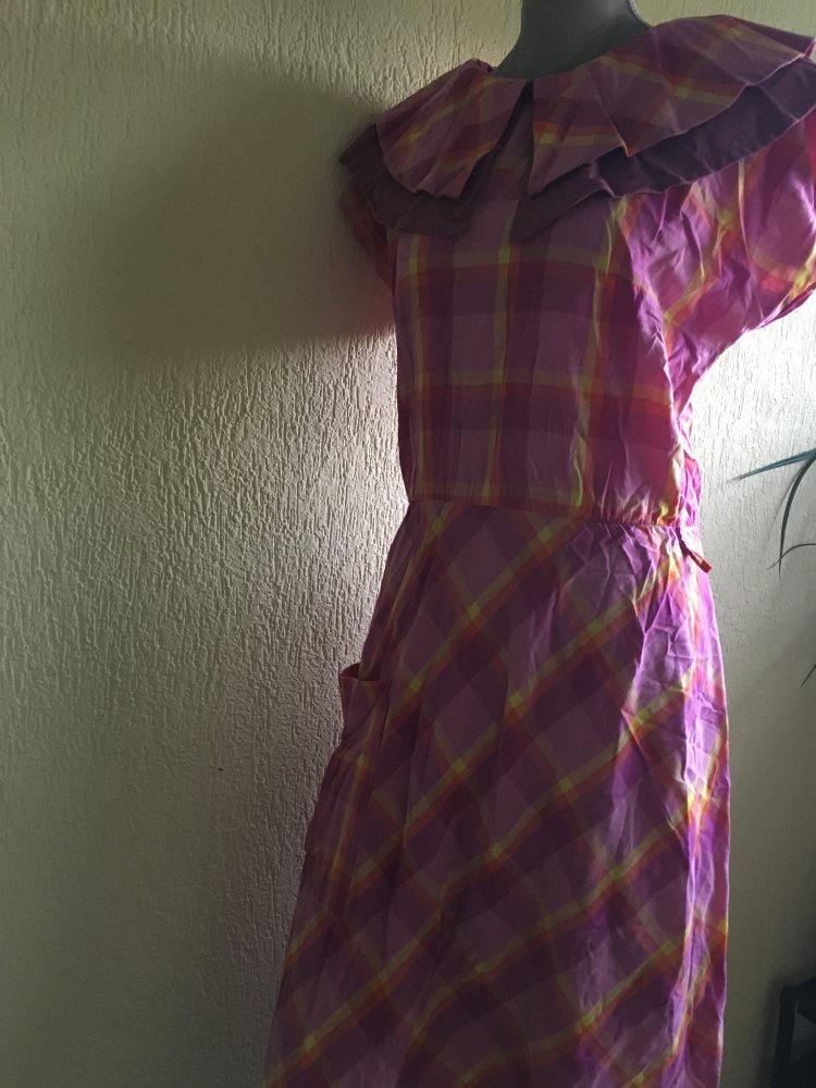 KLEID AUS BAUMWOLLE