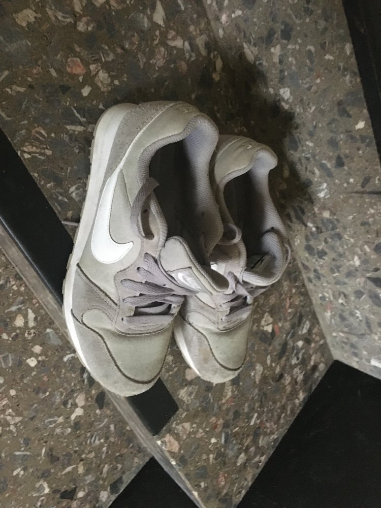 NIKE SNEAKER