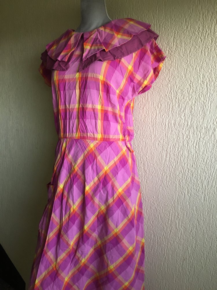 KLEID AUS BAUMWOLLE