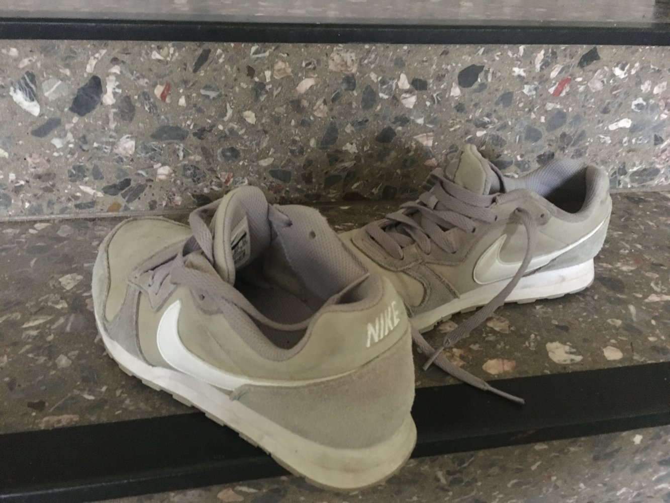 NIKE SNEAKER