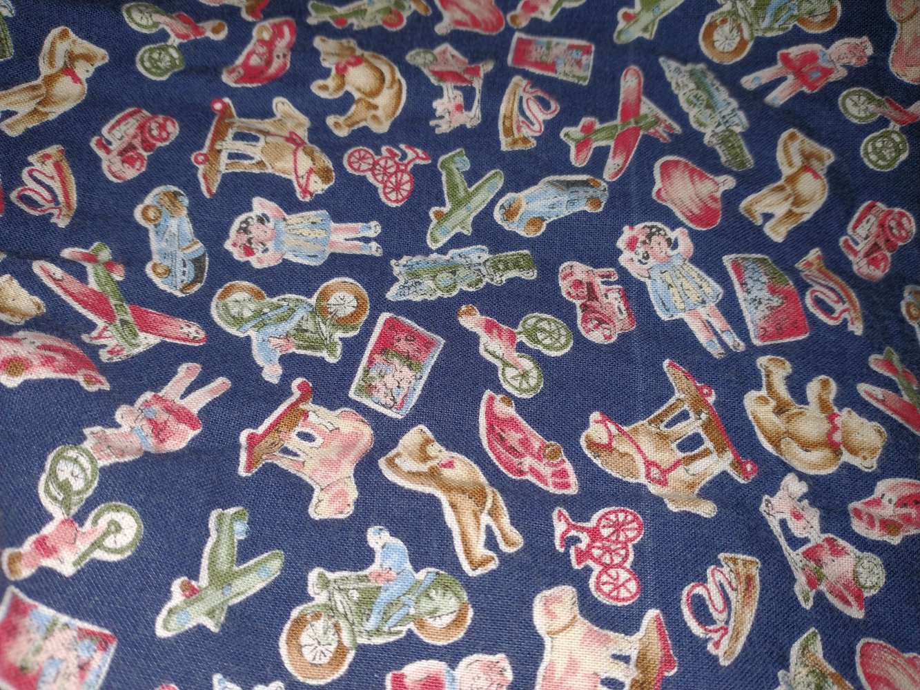  Kleid mit hübschem  Allover-Muster