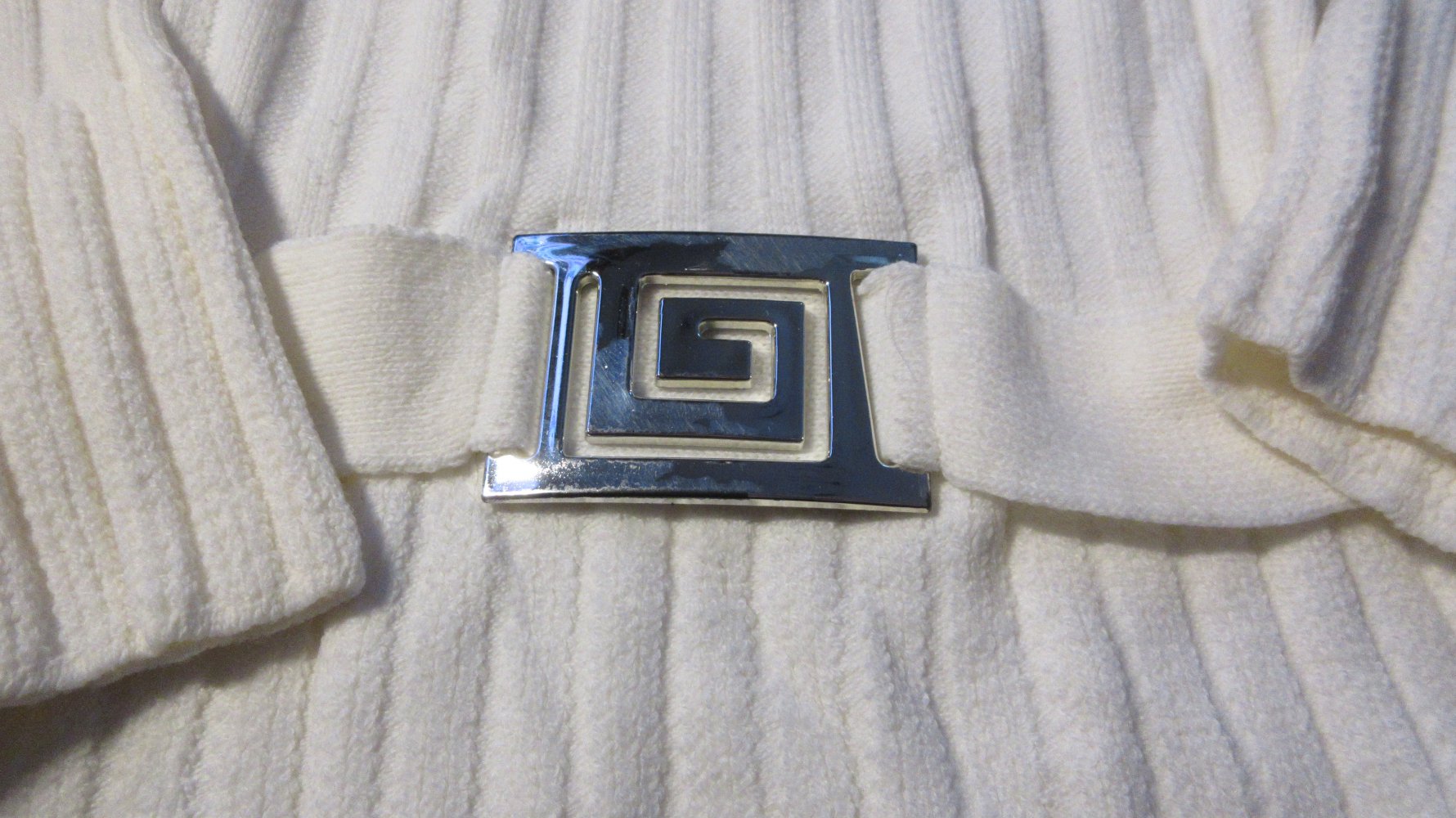 weißer Pullover