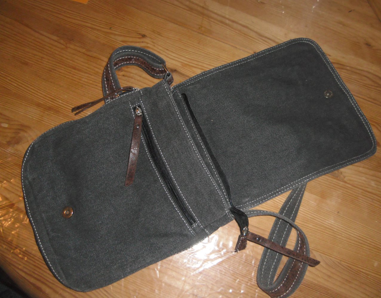 Klasse Jeanstasche mit Sneakern und Leder ca 30x25cm