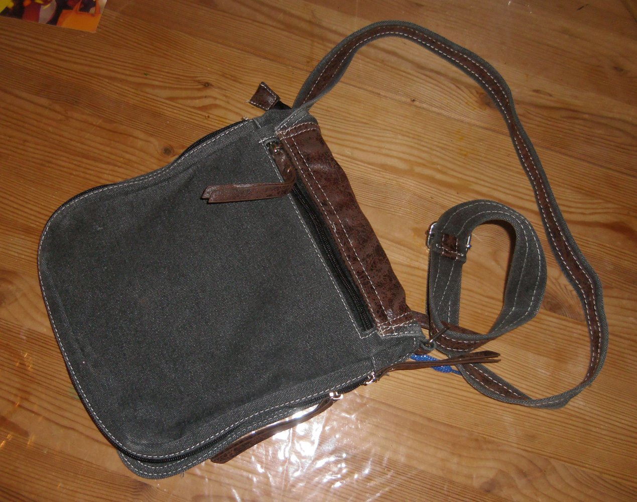 Klasse Jeanstasche mit Sneakern und Leder ca 30x25cm