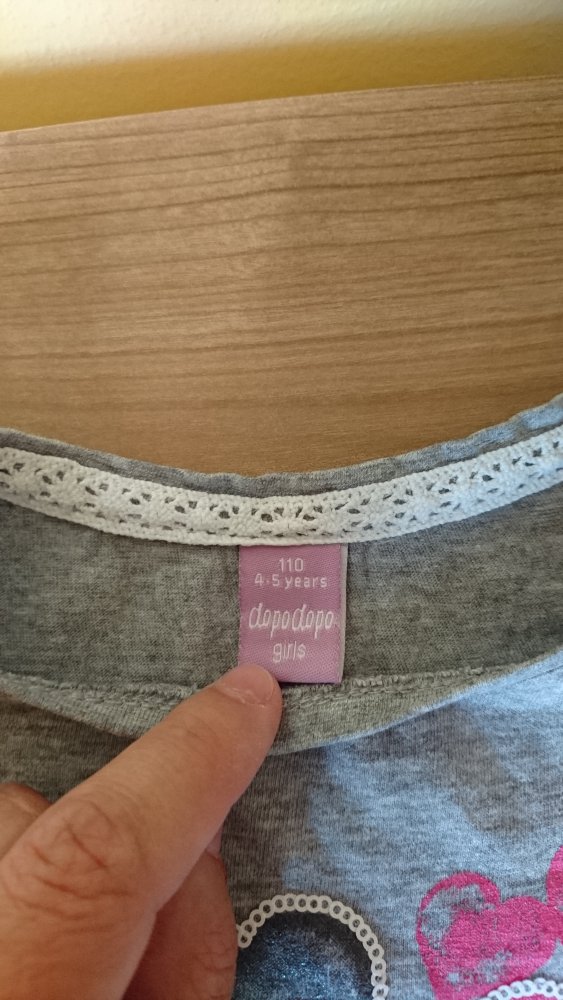 sehr schönes Sommershirt in Gr.110 von Dopodopo Girls in hellgrau mit Schöschen