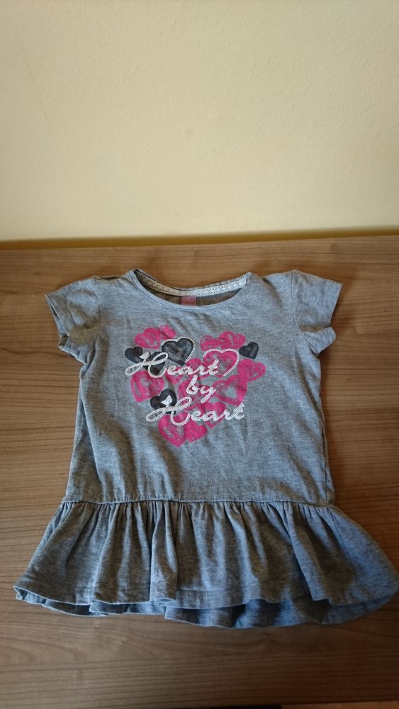 sehr schönes Sommershirt in Gr.110 von Dopodopo Girls in hellgrau mit Schöschen