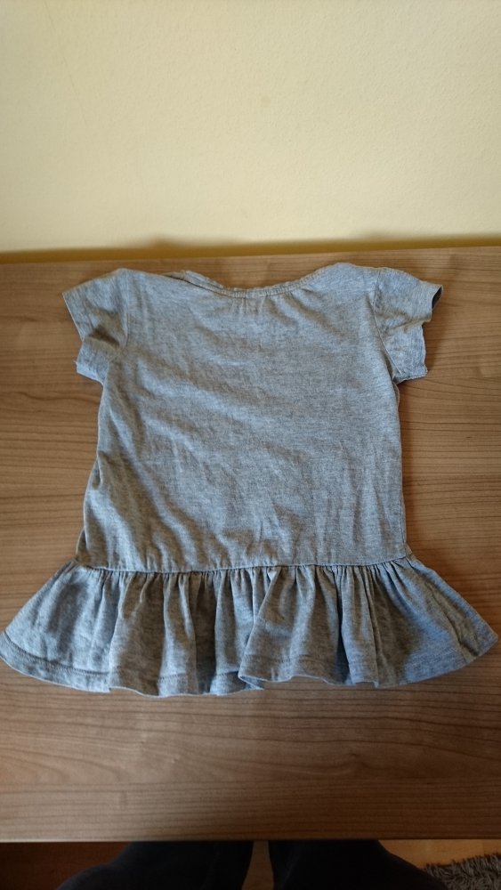 sehr schönes Sommershirt in Gr.110 von Dopodopo Girls in hellgrau mit Schöschen