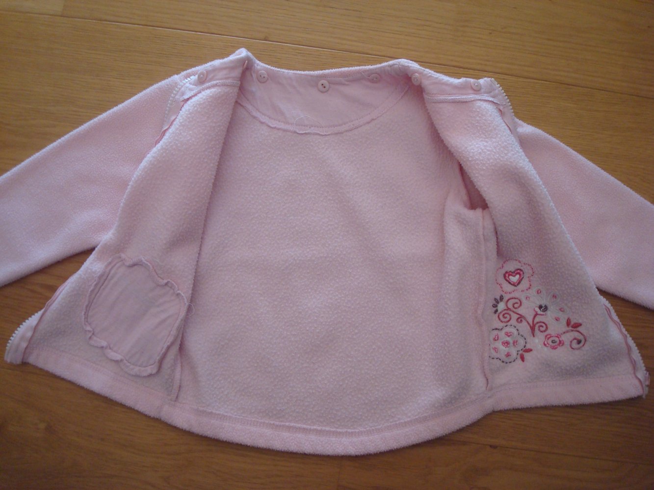 süße Mädchenstrickjacke mit Stickerei
