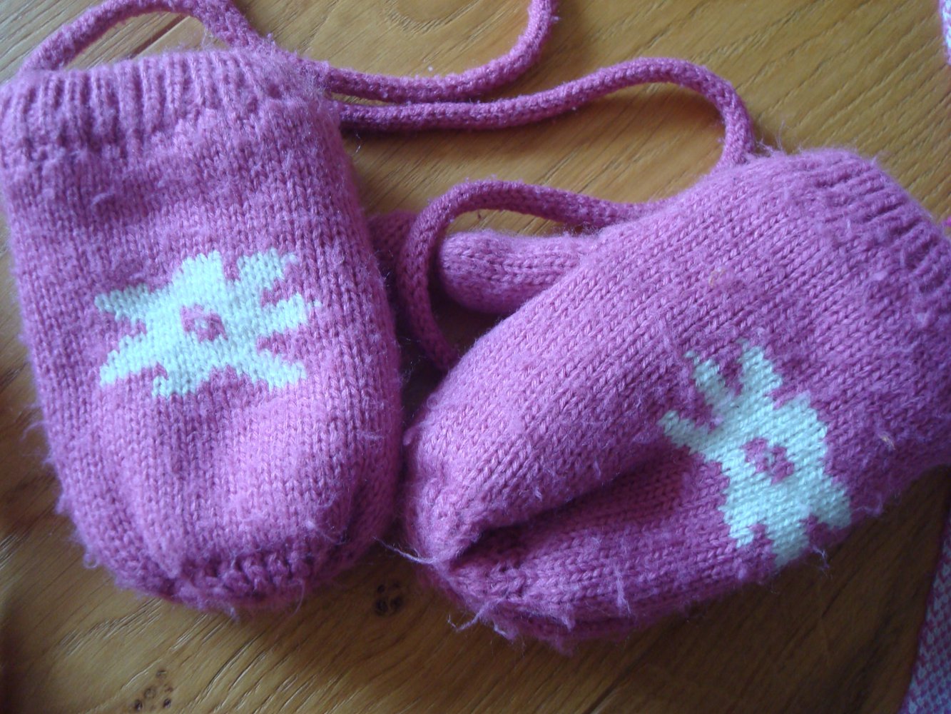 Set Mütze mit Ohrenklappen, Schal und Handschuhe für Mädchen