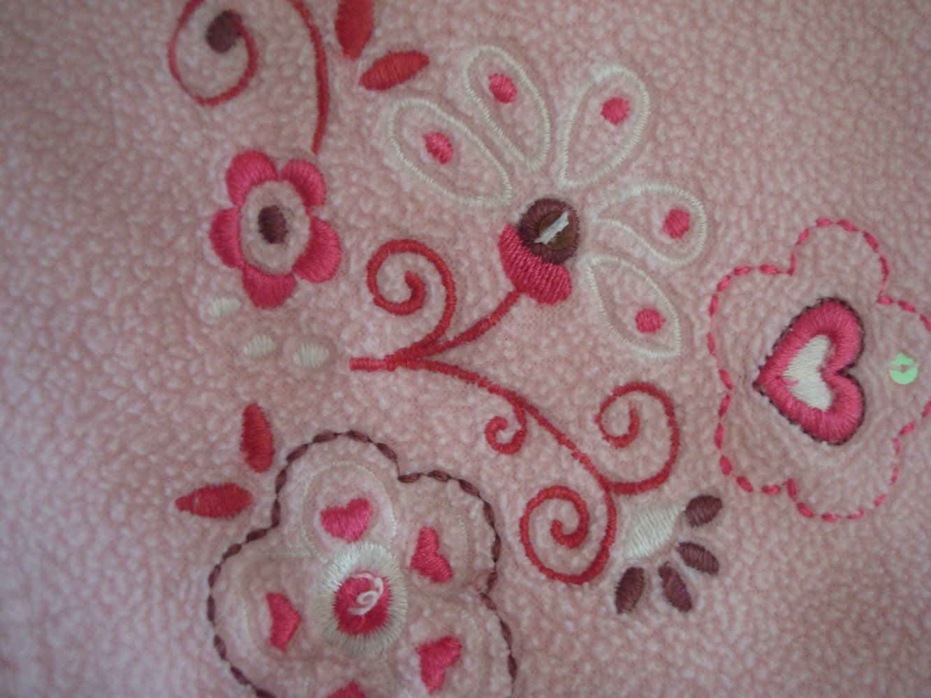 süße Mädchenstrickjacke mit Stickerei