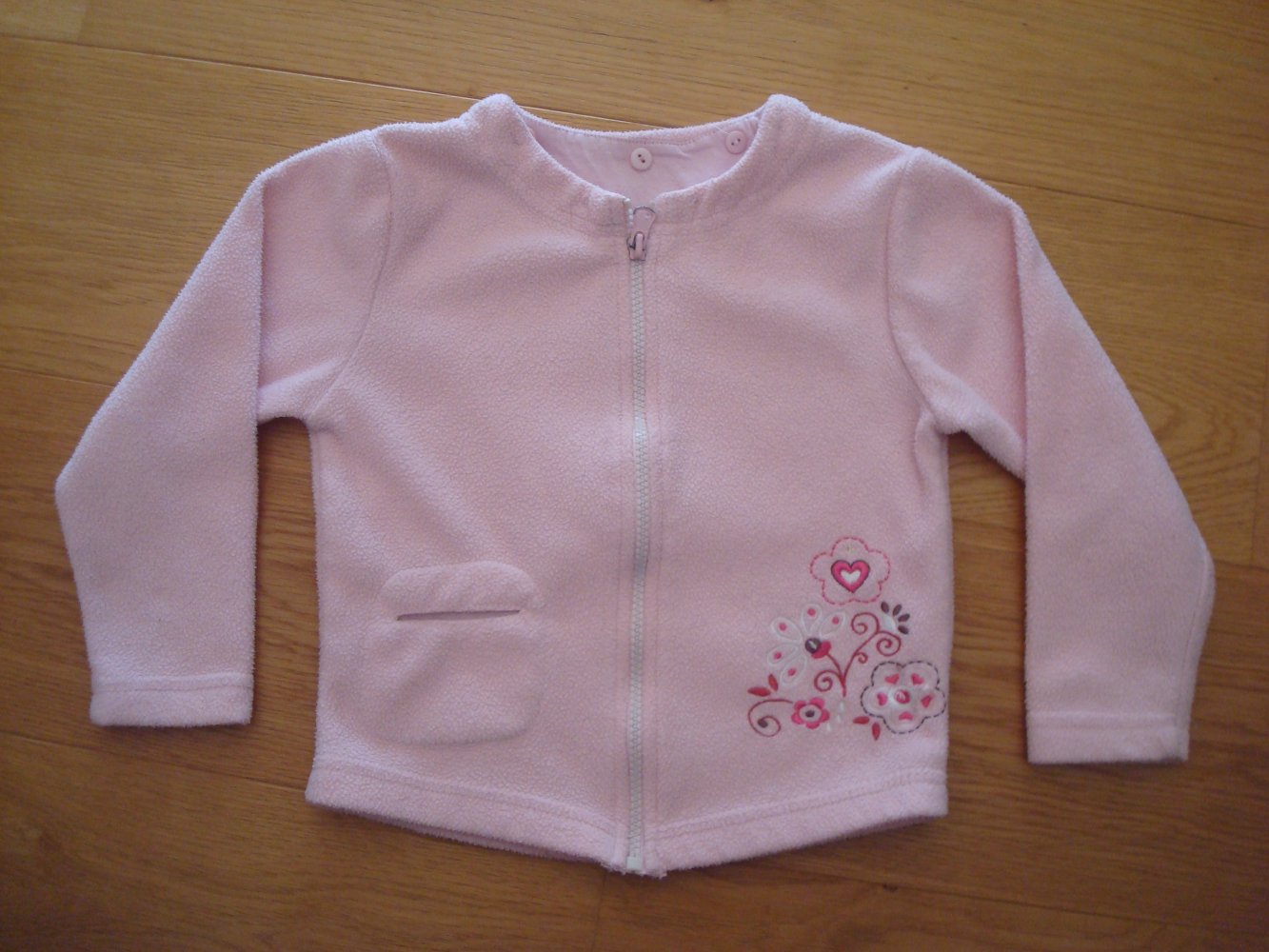 süße Mädchenstrickjacke mit Stickerei