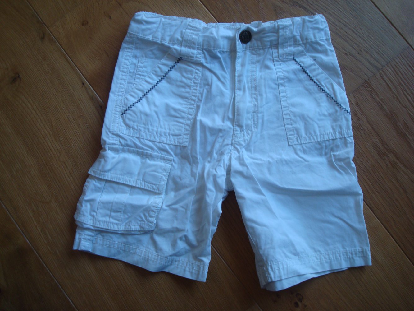 schicke weiße kurze Hose