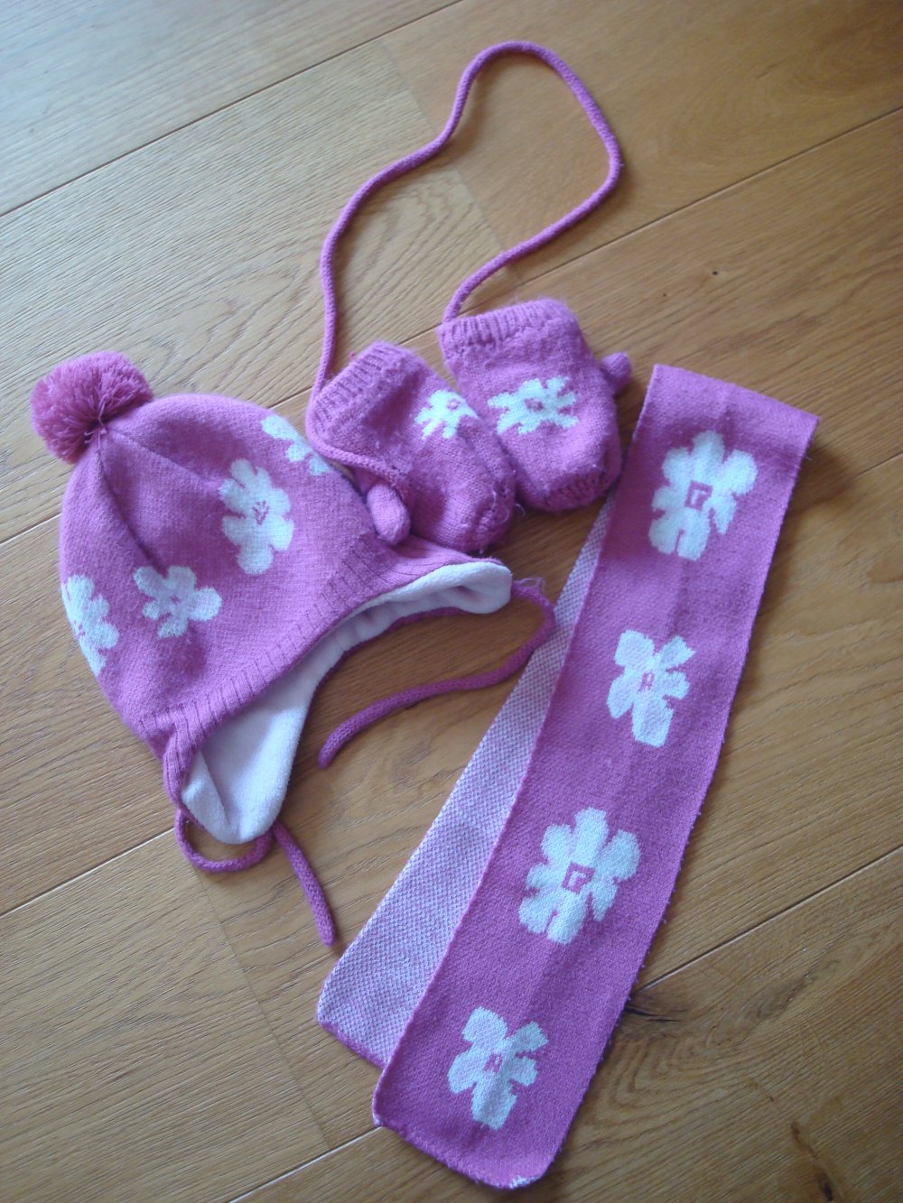Set Mütze mit Ohrenklappen, Schal und Handschuhe für Mädchen