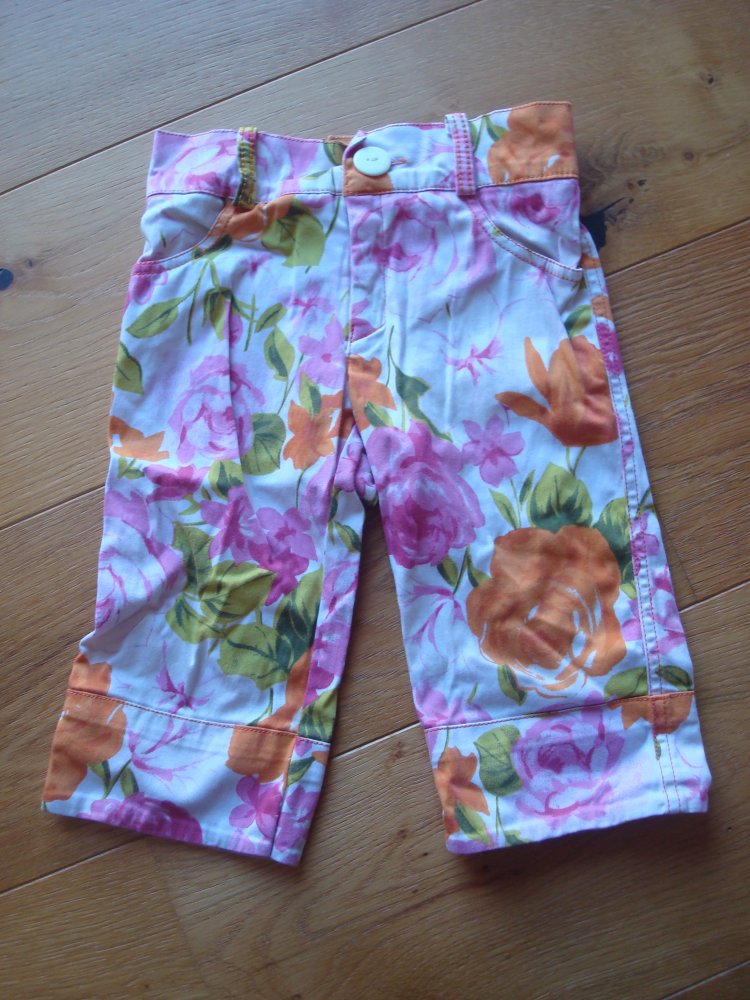 schöne Sommerhose, kurze Hose mit Blumendruck