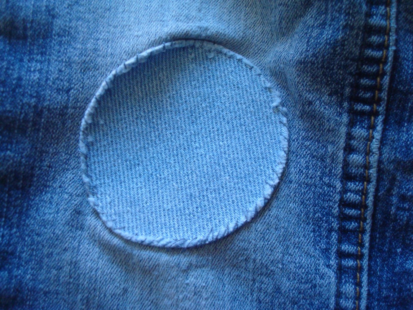 Hose, Jeans mit süßer Stickerei und verstellbarem Bund
