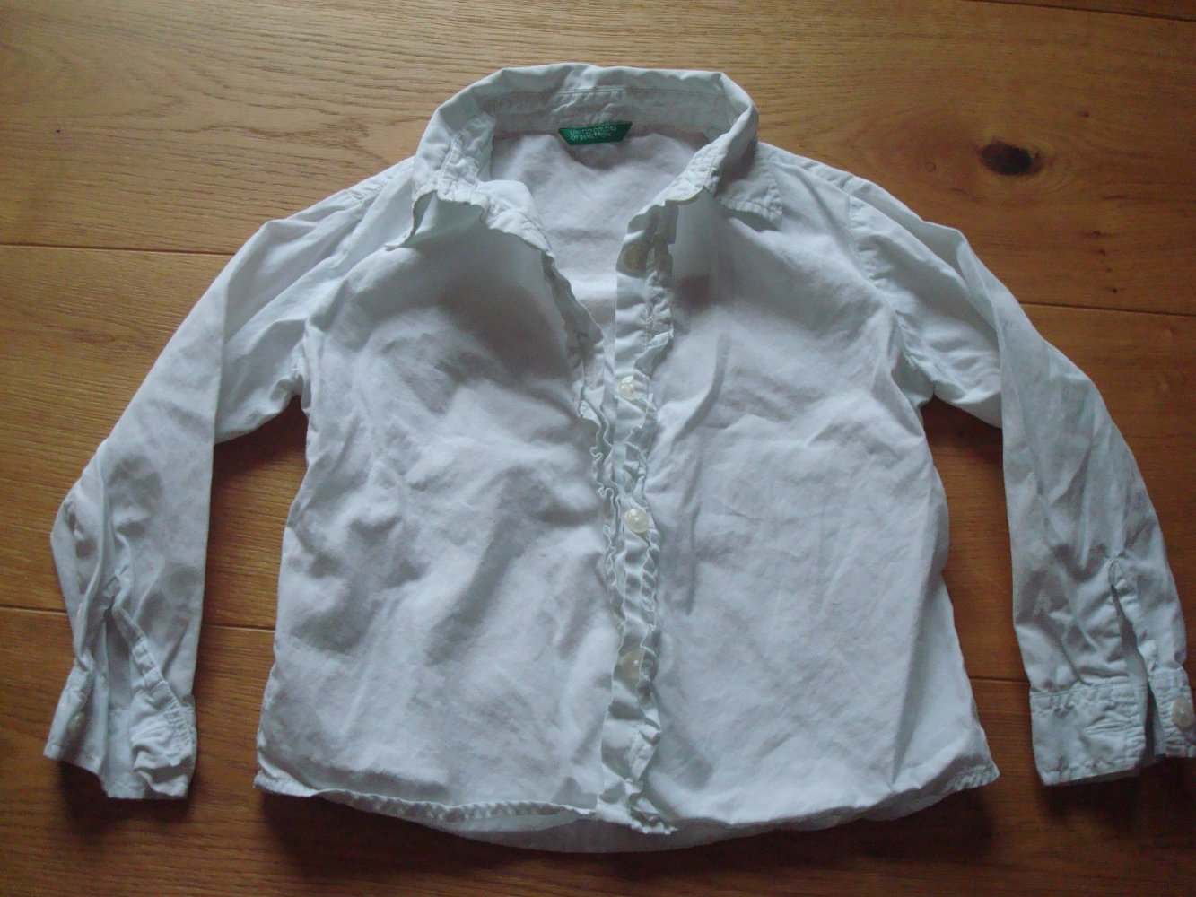 weiße festliche Bluse mit Rüschen