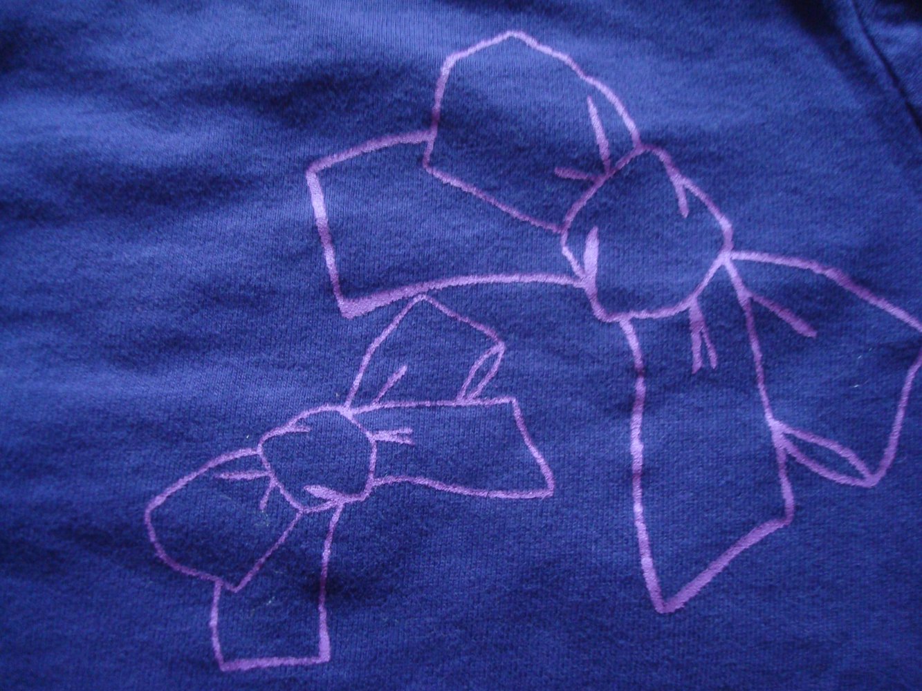 Langarmshirt mit Schleifenaufdruck