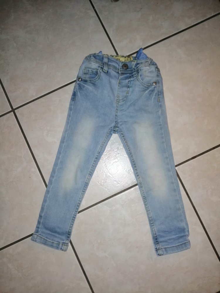 Jeans Gr 104 Leichte Flecken am Po und am Knie