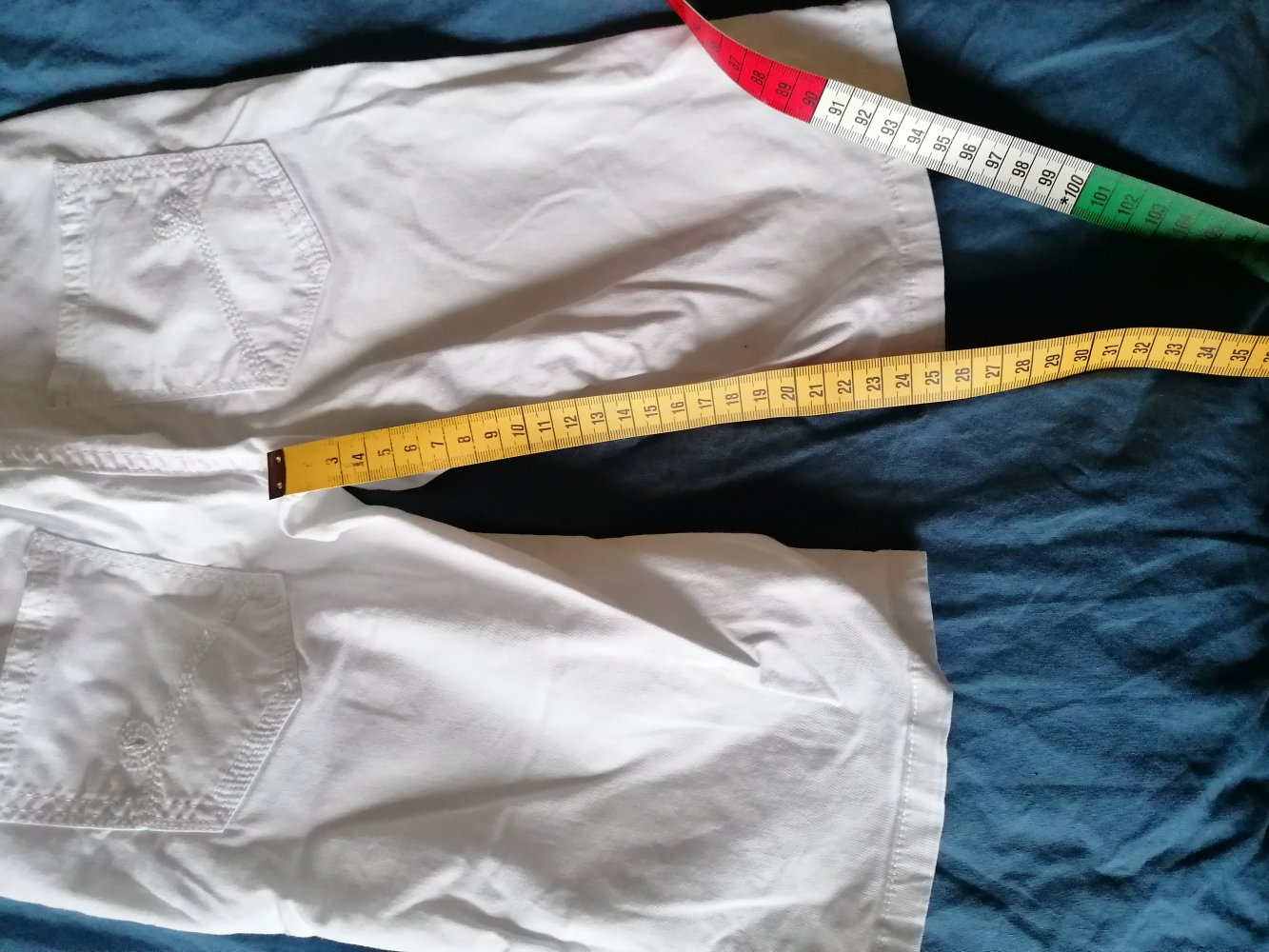 Review Kids: weiße knielange Hose mit buntem Stoffgürtel Gr. 122