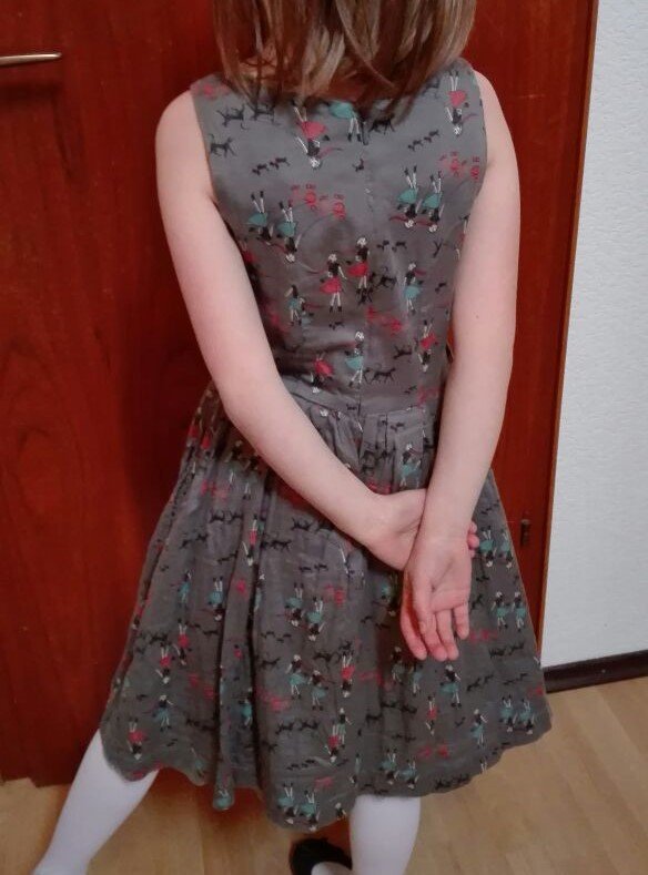 Marks & Spencers schlammfarbenes / graues Sommerkleid mit buntem Print Gr 134