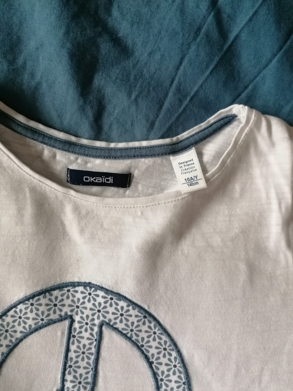 Okaidi: weißes Langarmshirt mit Peace-Applikation Gr. 140