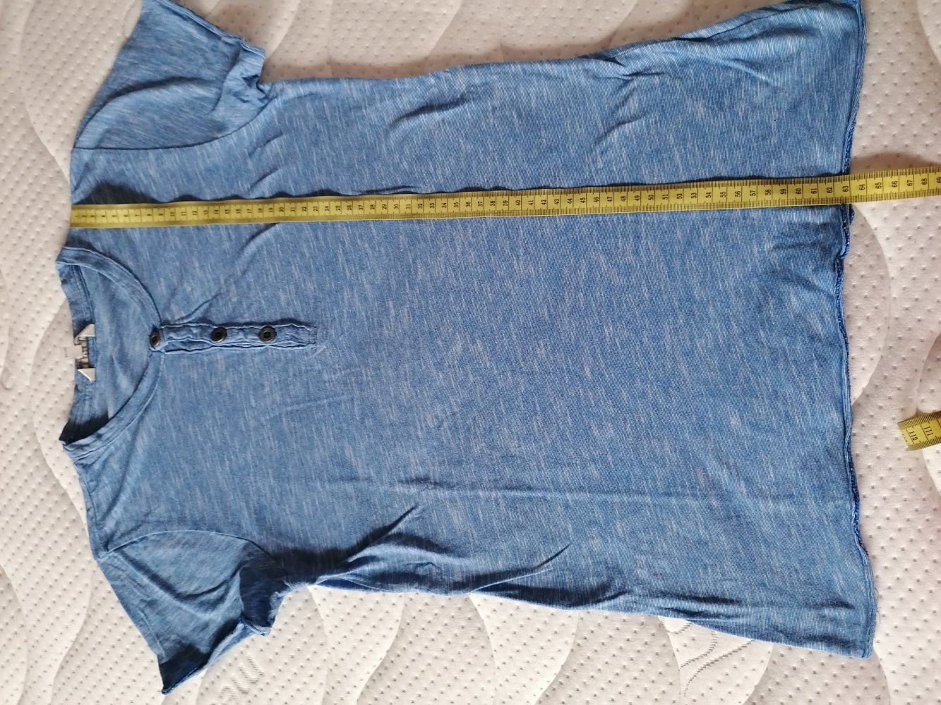 Review: schlichtes hellblau-meliertes T-Shirt mit Knopfleiste Gr. 158/164